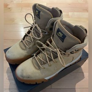 NIKE ACG NEVIST-6 TAN SIZE 9 USED!!!